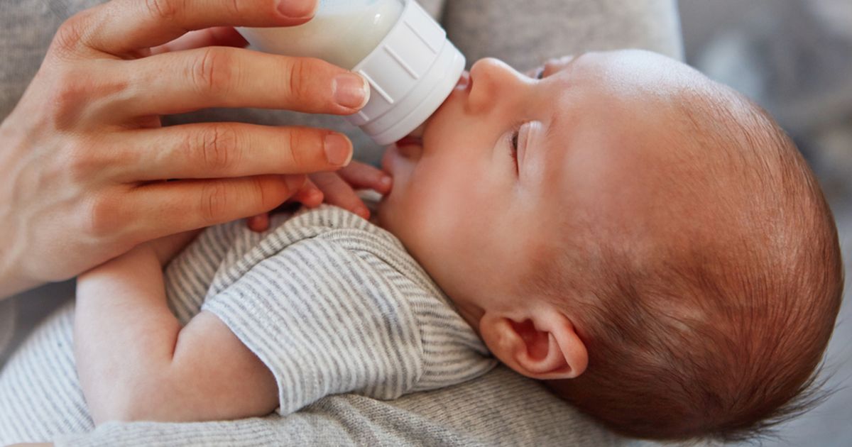 a photo depicting a baby drinking breast milk: benefit of fenugreek seed